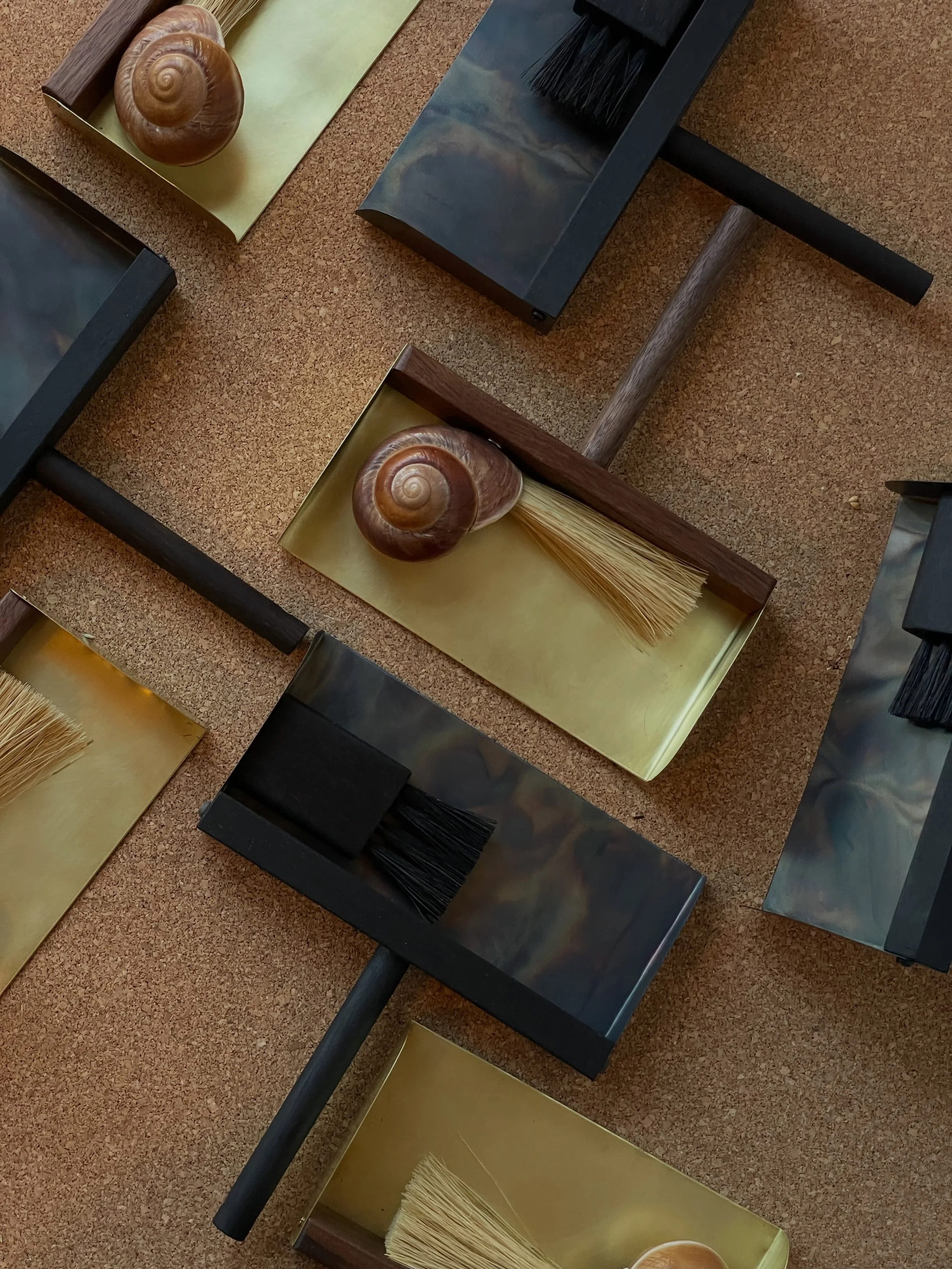 Choose your fighter-dustpan edition!

Brass/ Walnut/ Seashell 🐚 vs 
Torched Tin/ Ebonized Walnut/ Brush 〰️

Available in person at @visartsrva 
Craft + Design
Nov. 20-22

Also meet the new model, Hand 🤚
