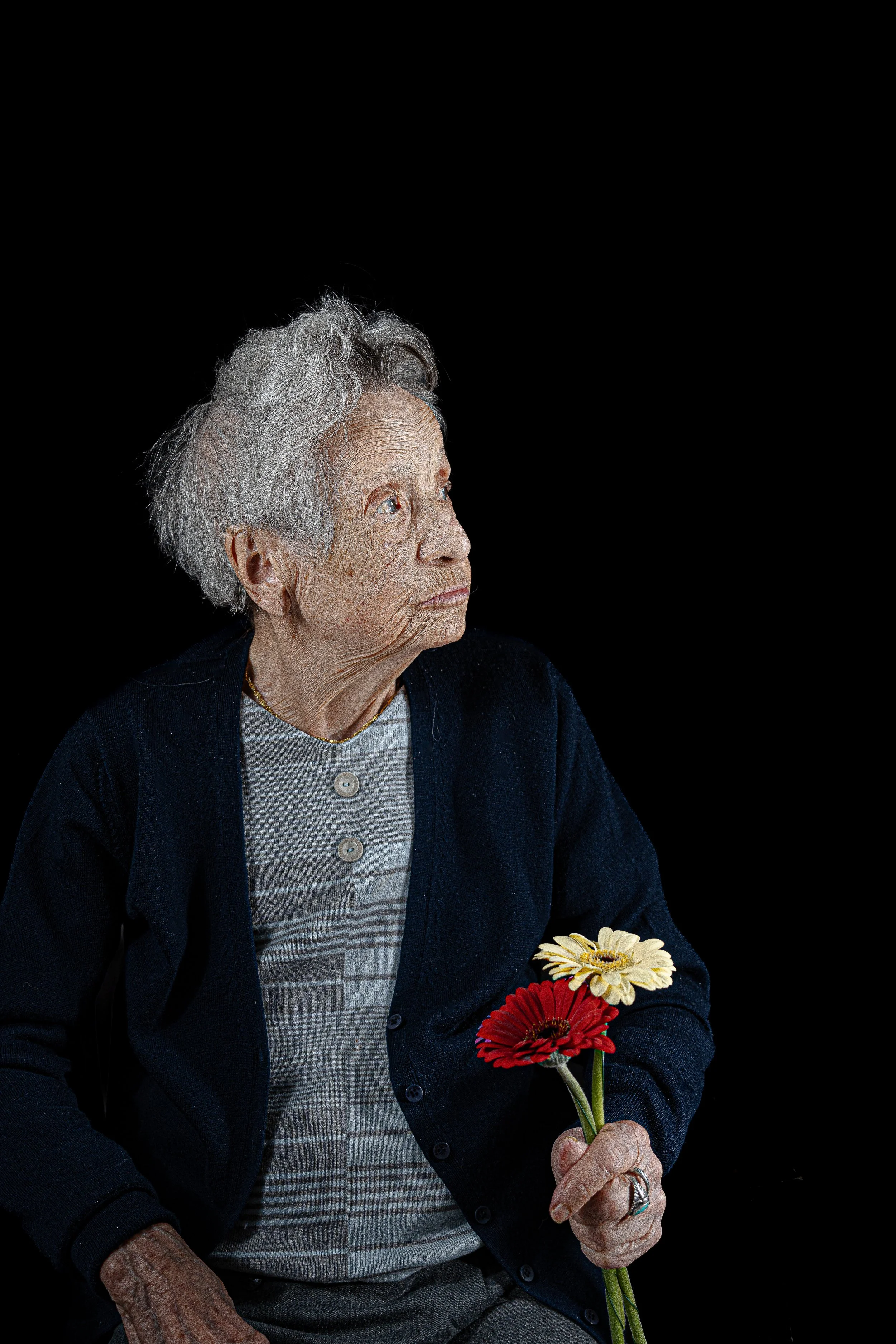 portrait personne âgé, fleurs, fond noir