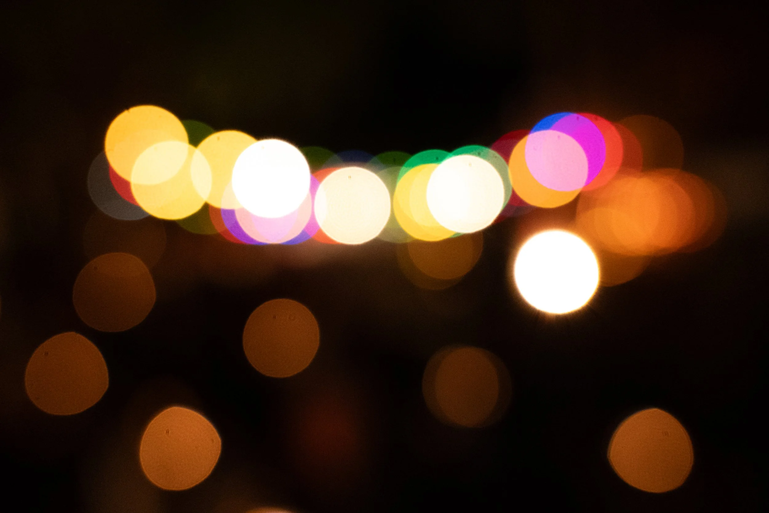 Bunte Lichter in der Nacht, unscharf und mit Bokeh-Effekt