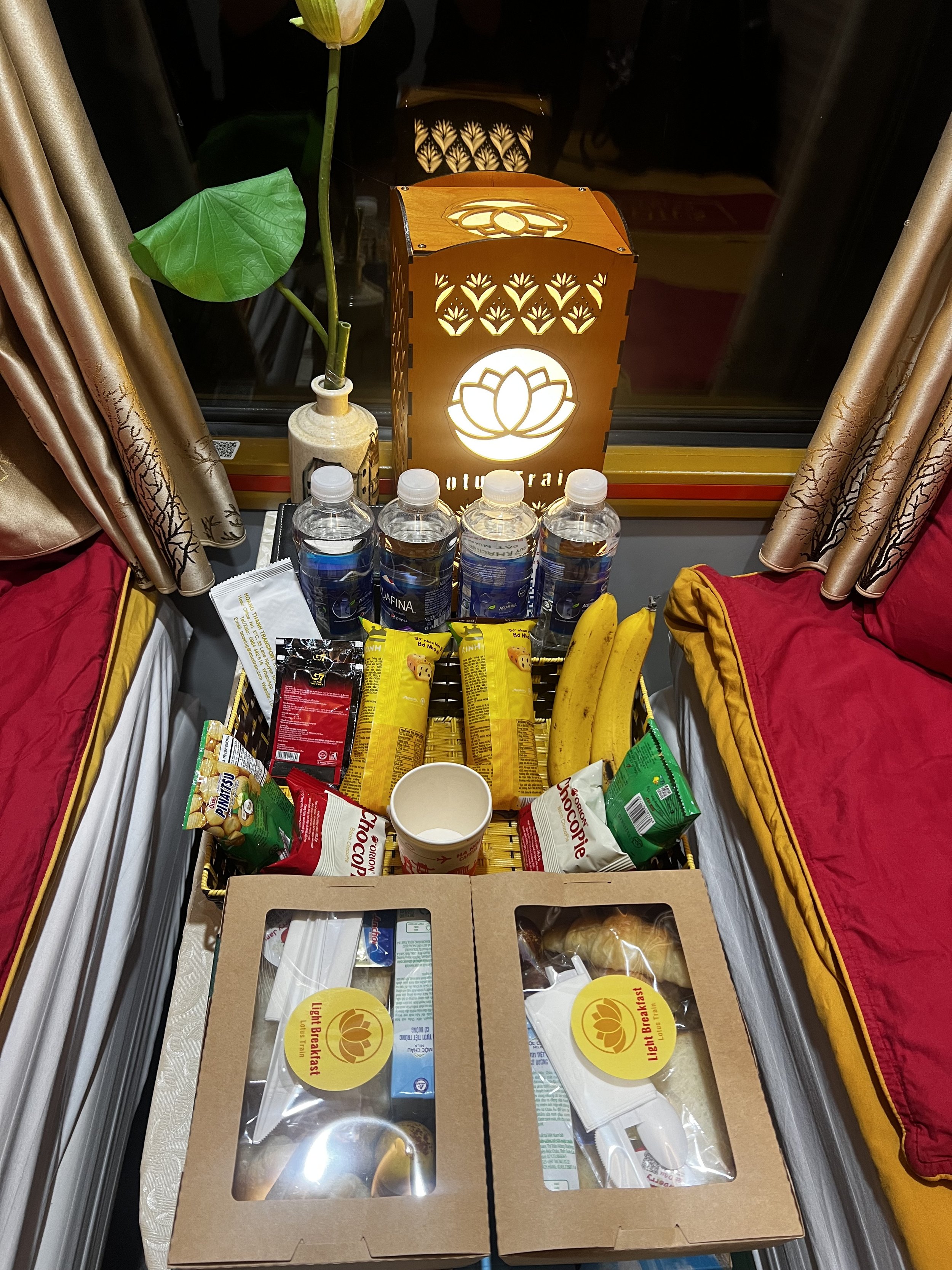 Comfortabele slaapplaatsen in de nachttrein van Ninh Binh naar Hoi An, met ramen, dekens en lokale snacks voor onderweg.