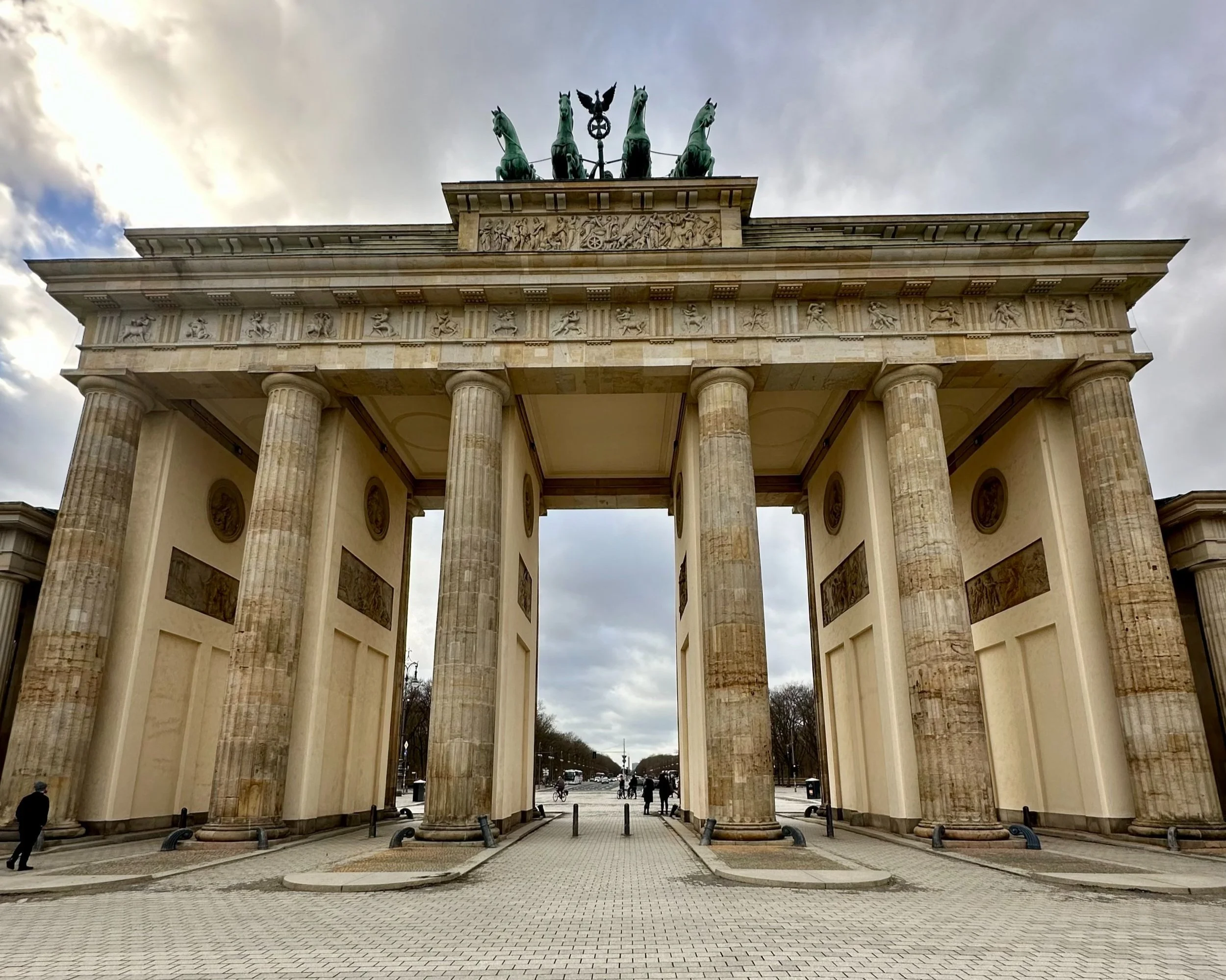 De Brandenburger Tor in Berlijn, een iconisch neoklassiek monument met zes grote zuilen en een beeld van een vierspan op de top.