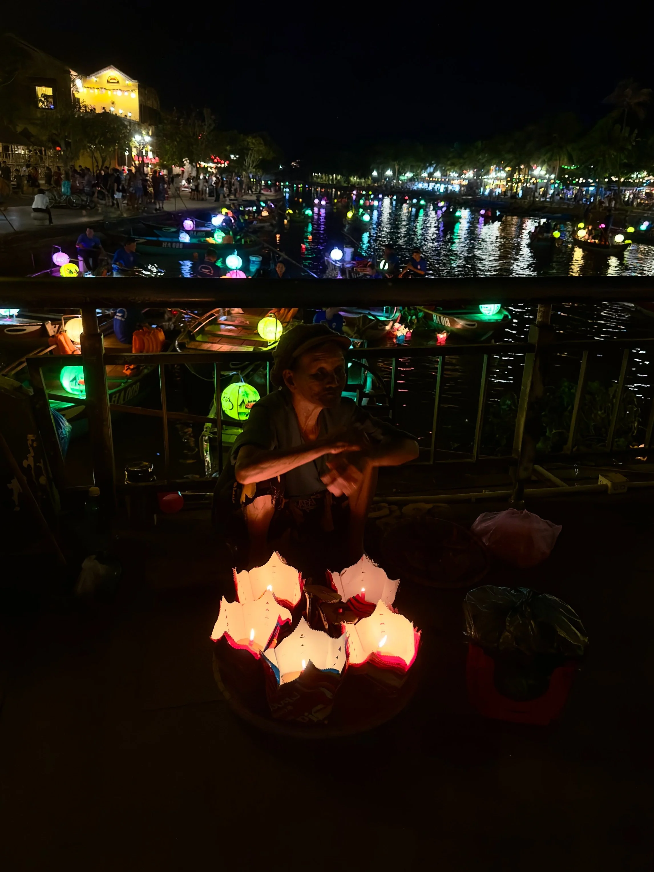 Vrouw tussen kleurrijke lampionnen in de straten van Hoi An, Vietnam.