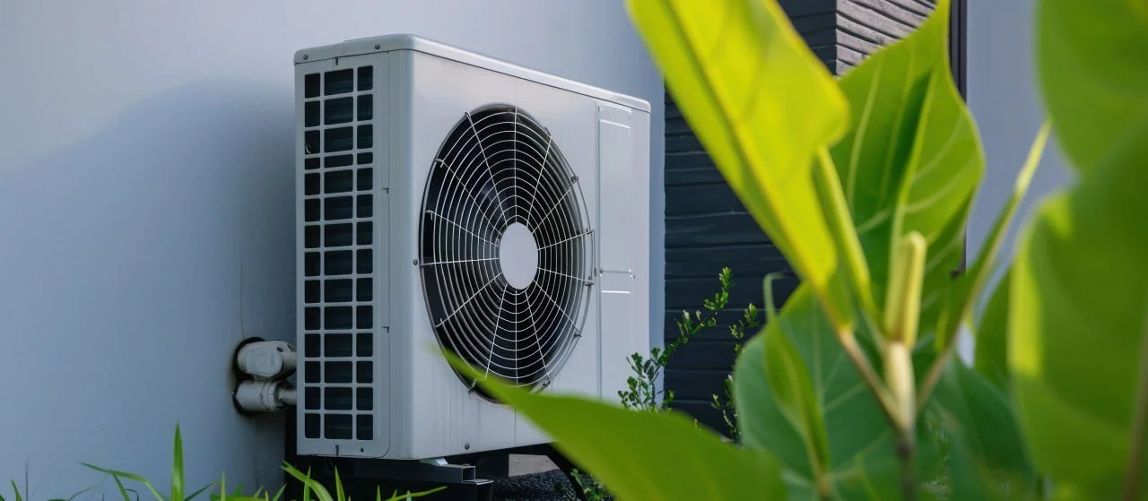 Värmepump utomhusenhet som fungerar pålitligt i extremkyla i Åre-fjällen – kallklimat-anpassad modell ner till -35°C.