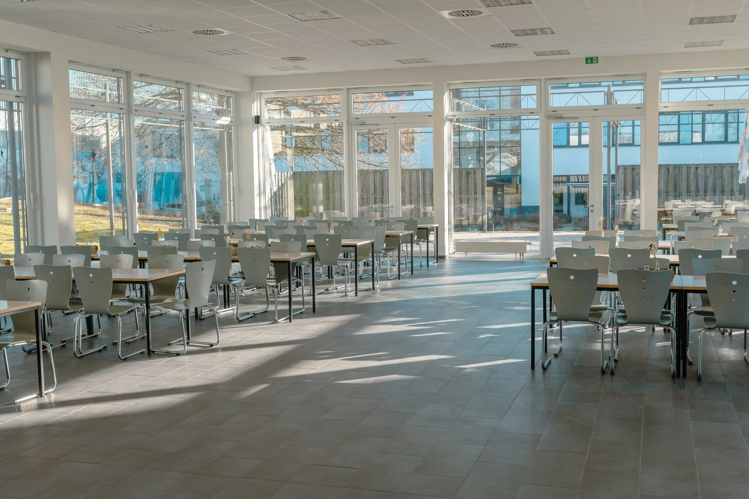 Einladender Außenbereich und Terrasse des Lunchquartiers in Glinde für die Sommerfeier.