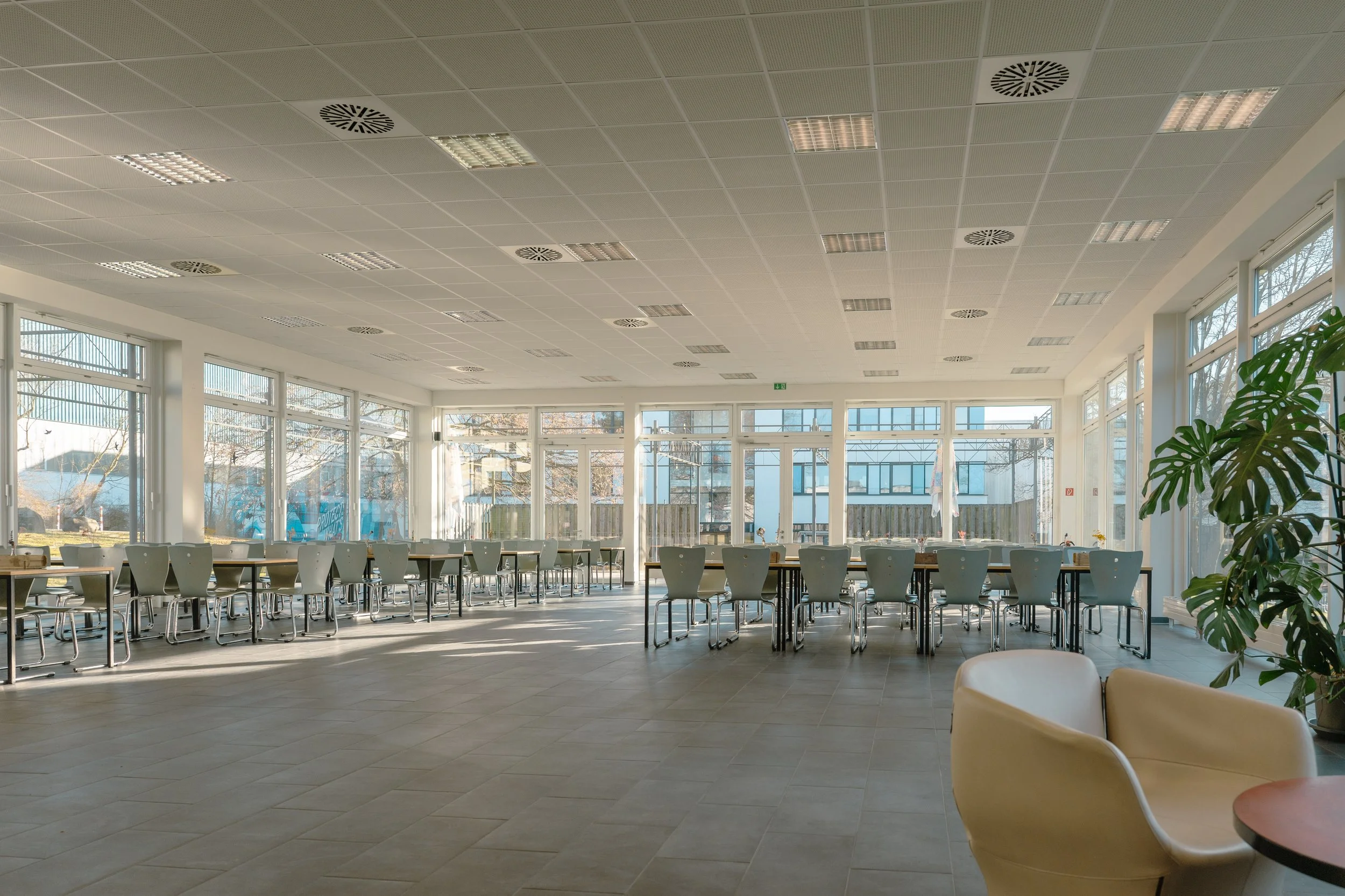 Das Küchenteam des Lunchquartiers Glinde bei der professionellen Zubereitung von Speisen.
