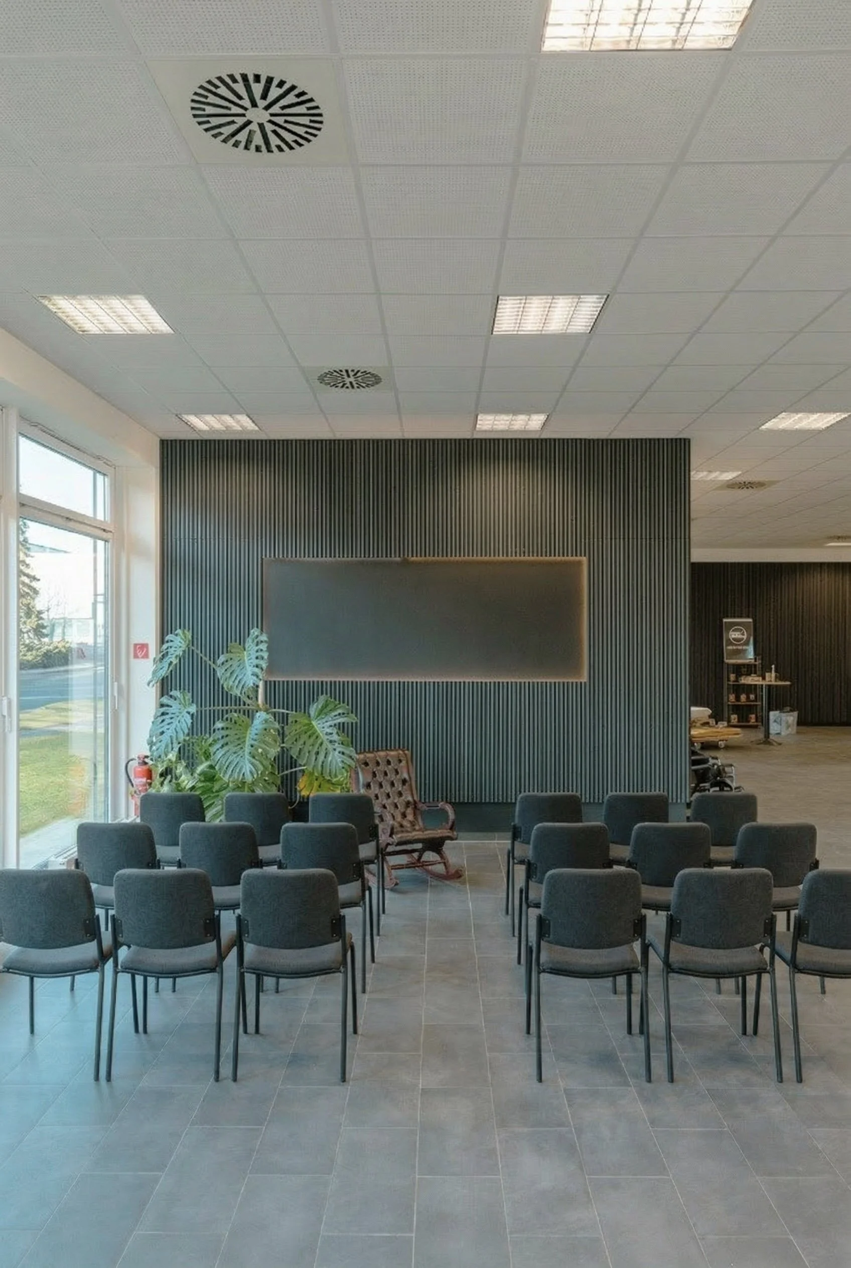 9-foto2_variante1_reihenbestuhlung.jpg
