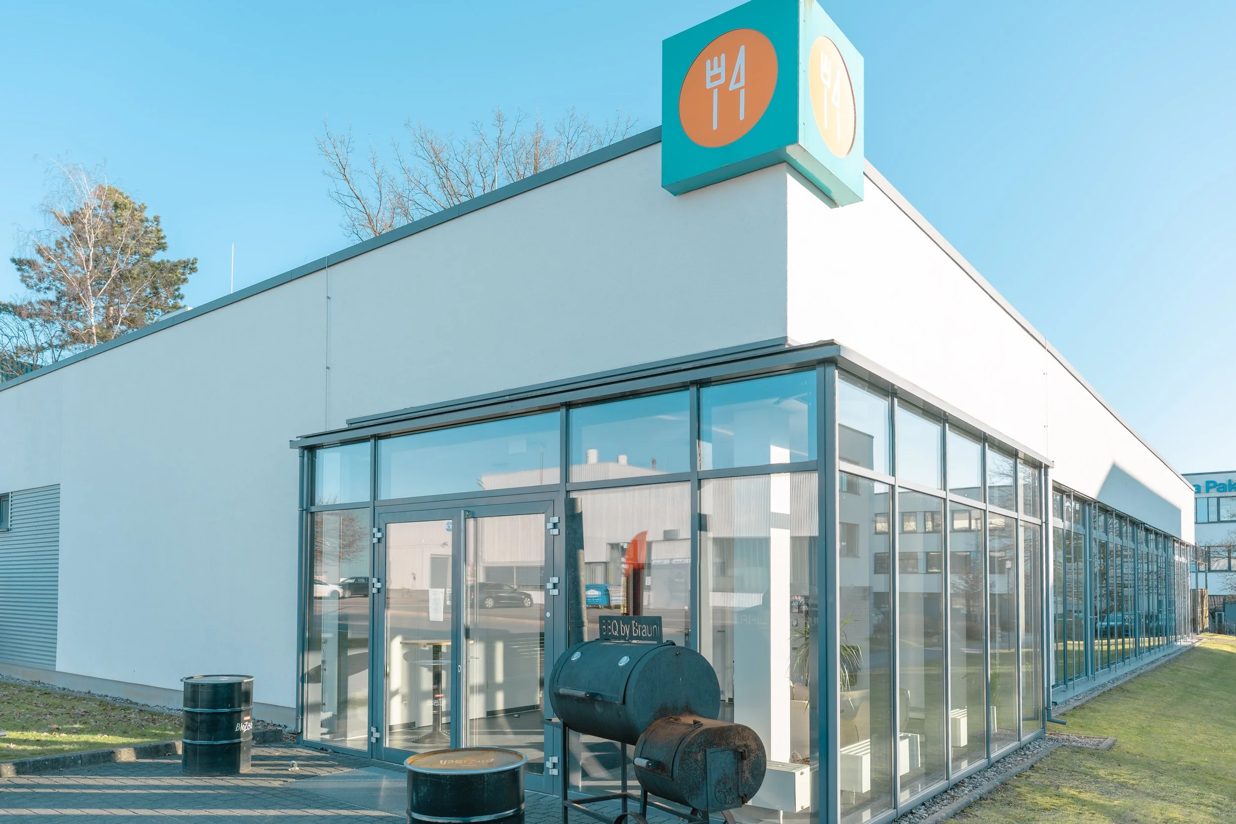Gemütlicher Gastraum im Lunchquartier Glinde während der Mittagszeit für Business-Lunch.