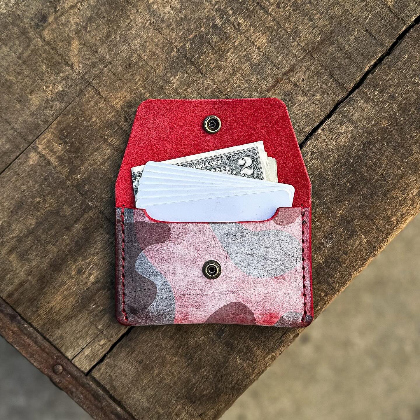 The Crush is such a simple, but versatile wallet.  It will hold a TON of cards (15+ before breaking in), and is even great with bills or coins.  And in this ghost red camo, it&rsquo;s 🔥 🔥 

Available at www.rebelleathergoods.com

#minimalist #slimw