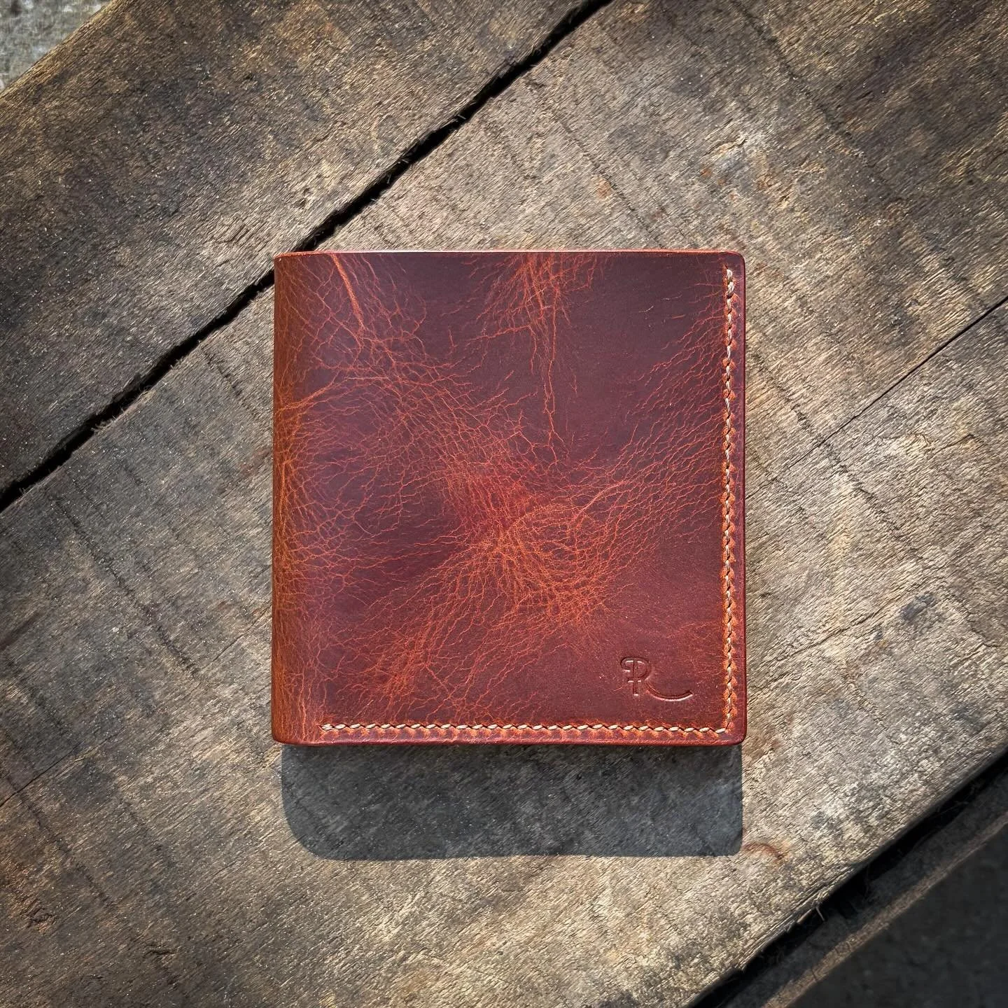 Had the opportunity to make a custom bifold for a dear old friend a few weeks back.  It was fun to break out of my normal minimalist routine and do something more traditional.

This one would make George Costanza proud!

#leather #customwallet #handm