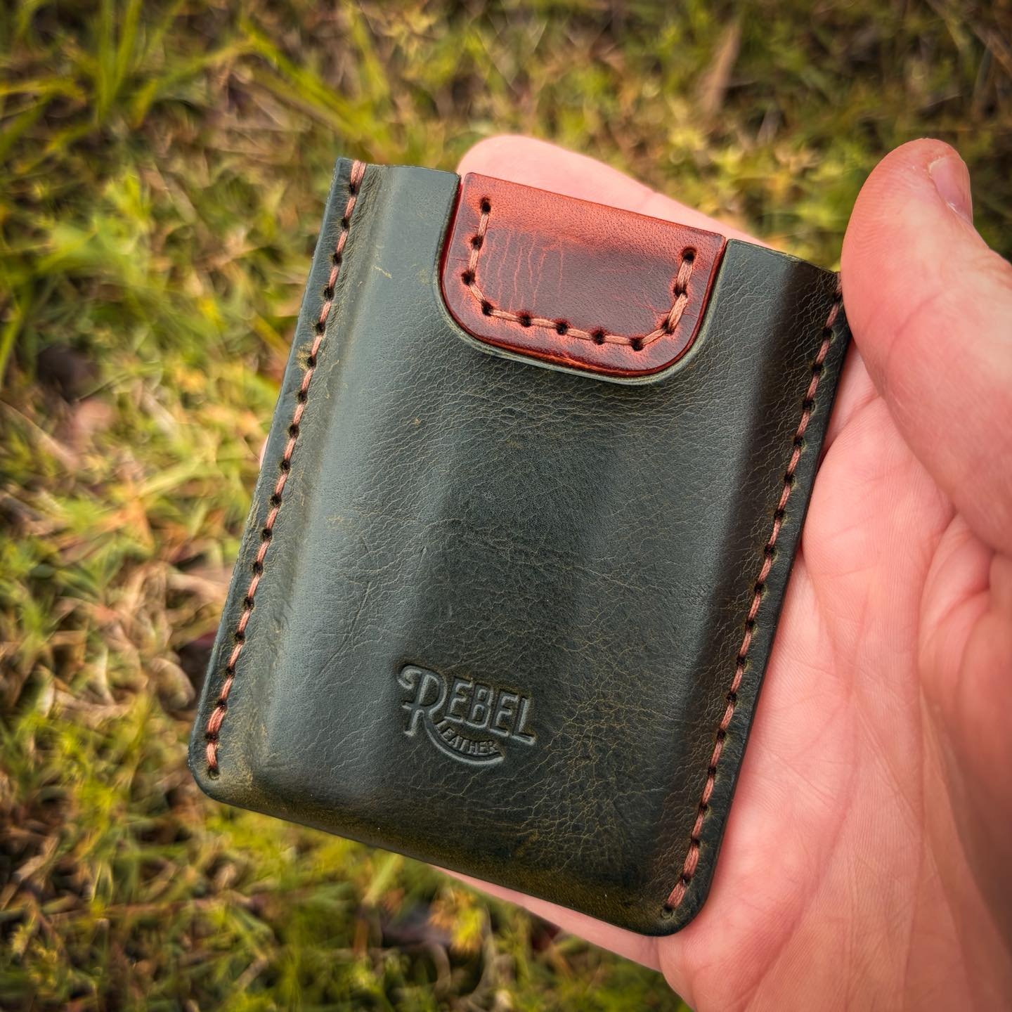 After two weeks of front pocket carry, Ranger #1 is starting to look sweeeeeet 🤤 🔥 🔥 

#patina #leatherpatina #handmade #buyquality