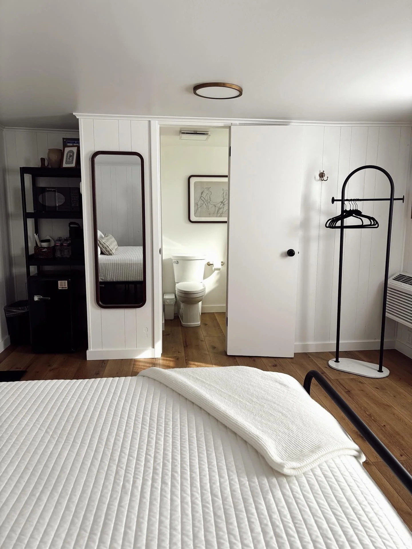 Signature King 🖤

With a bit more breathing room and an inviting king bed, the Signature King is ideal for guests who like to stretch out. Freshly updated with modern touches and soft cottage styling, this room blends comfort and western whimsy in t