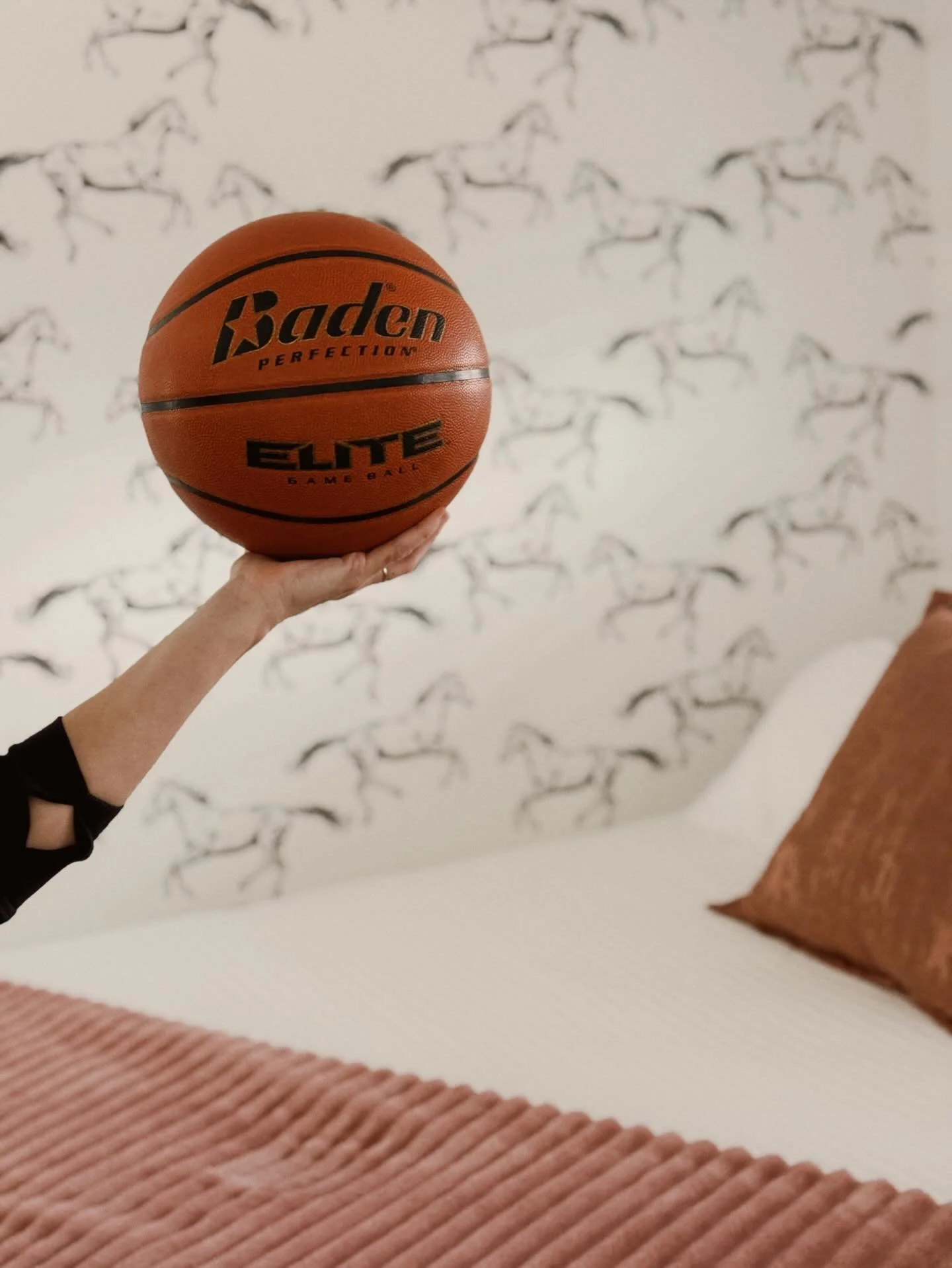 If you&rsquo;re in town for Cowtown hoops and this blizzard has you wishing for a warm place to hunker down, we&rsquo;ve got cozy rooms waiting. 🏀❄️

Drive safe out there and if the storm gets to be a bit much, we&rsquo;re here for you. 🖤

Book dir