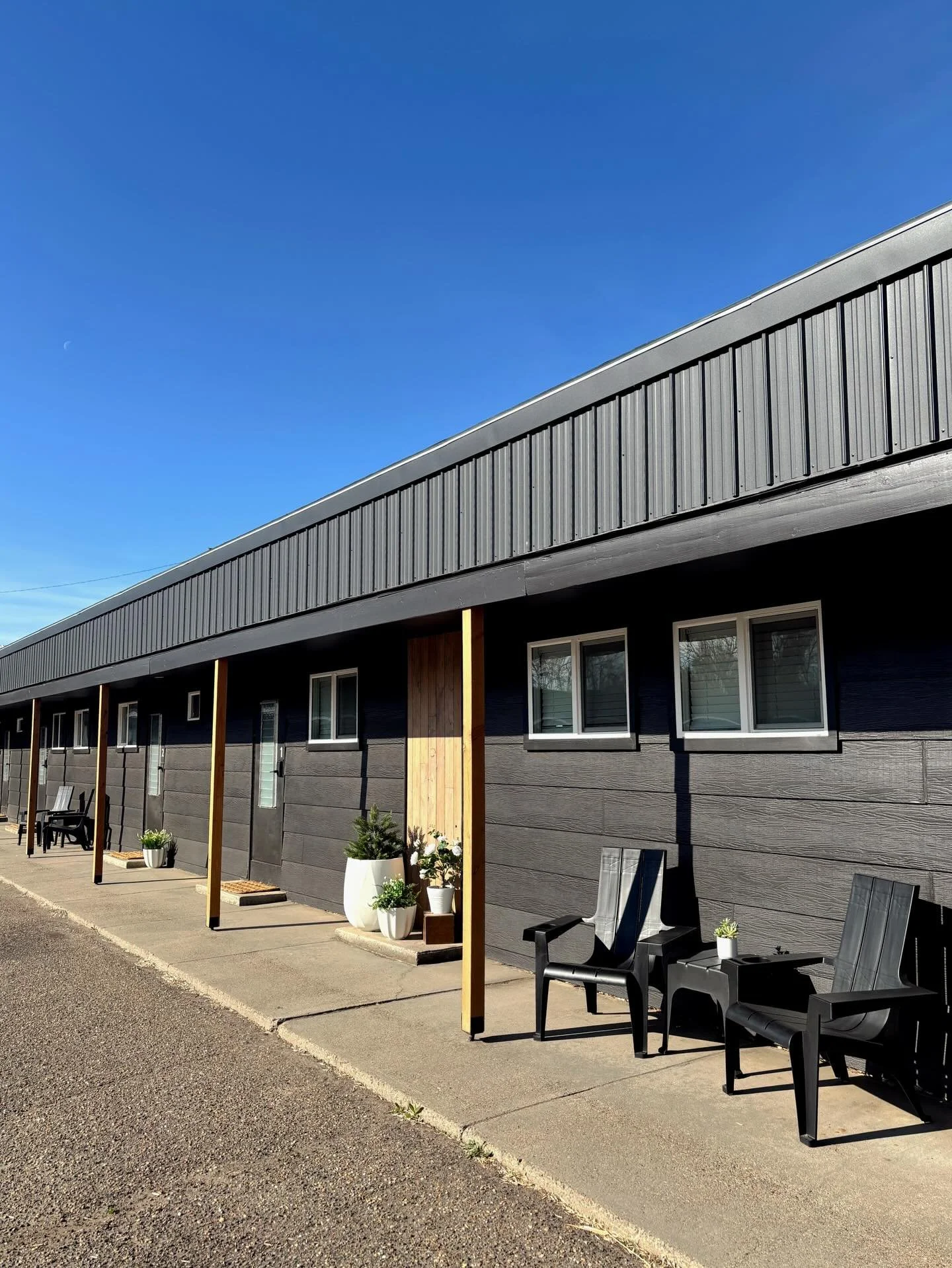 Spring vibes at the Motel today. 🖤 We are gearing up for busy season and excited for warmer days. 

#staymotelmiles #roadsidemotel #milescitymontana #roadtripusa #easternmontana