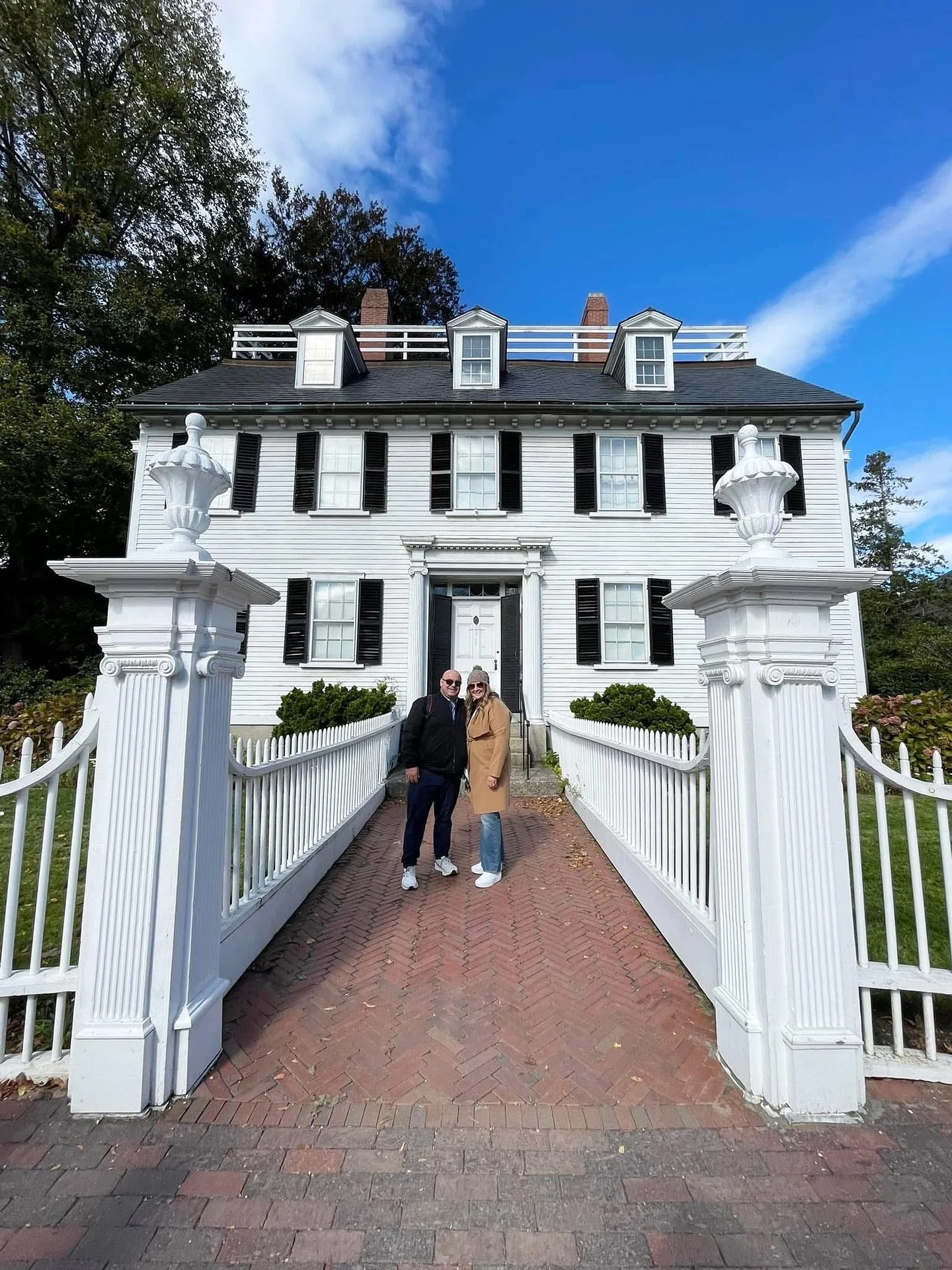 This couple just returned from a beautiful fall getaway to Massachusetts.. and what a trip it was! 🍂 They explored Salem, Plymouth, and Boston, visiting historic spots like the Freedom Trail, Beacon Hill, the Boston Tea Party Museum, and the Mayflow