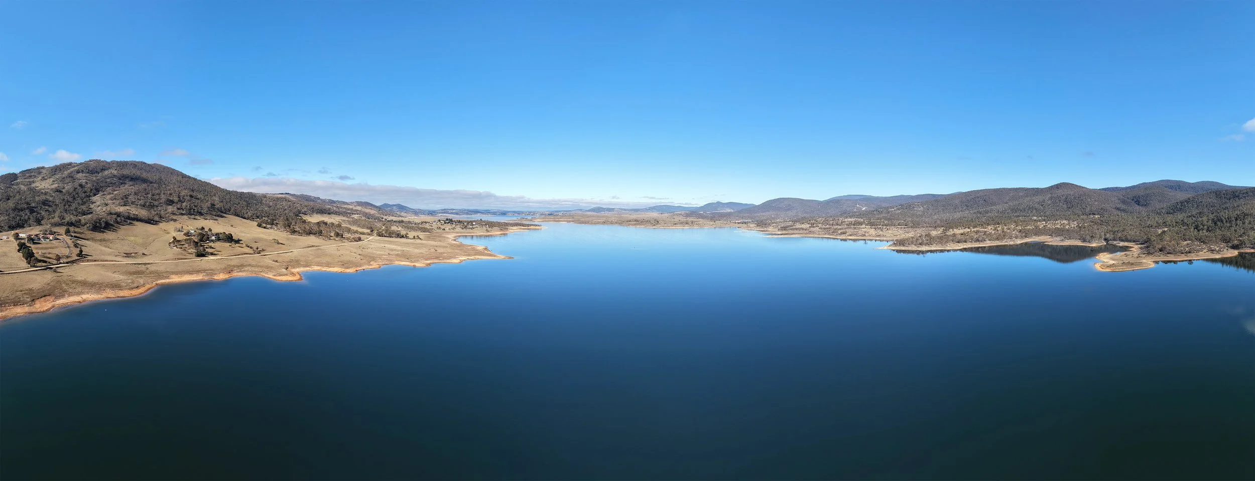 Panorame of Lake Jindabyne from Kalkite to Jindabyne town in the distance. 