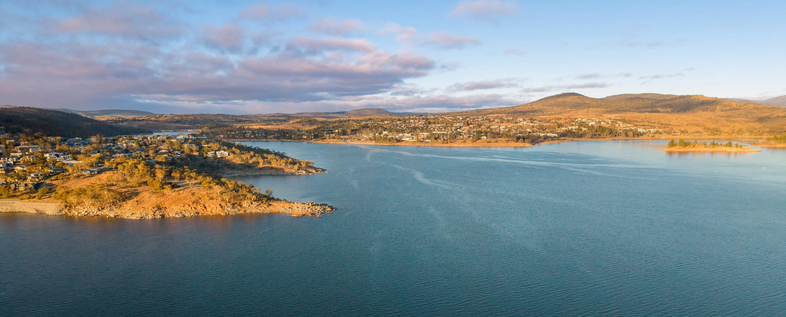 Tyrolean Village left; Jindabyne to the right.