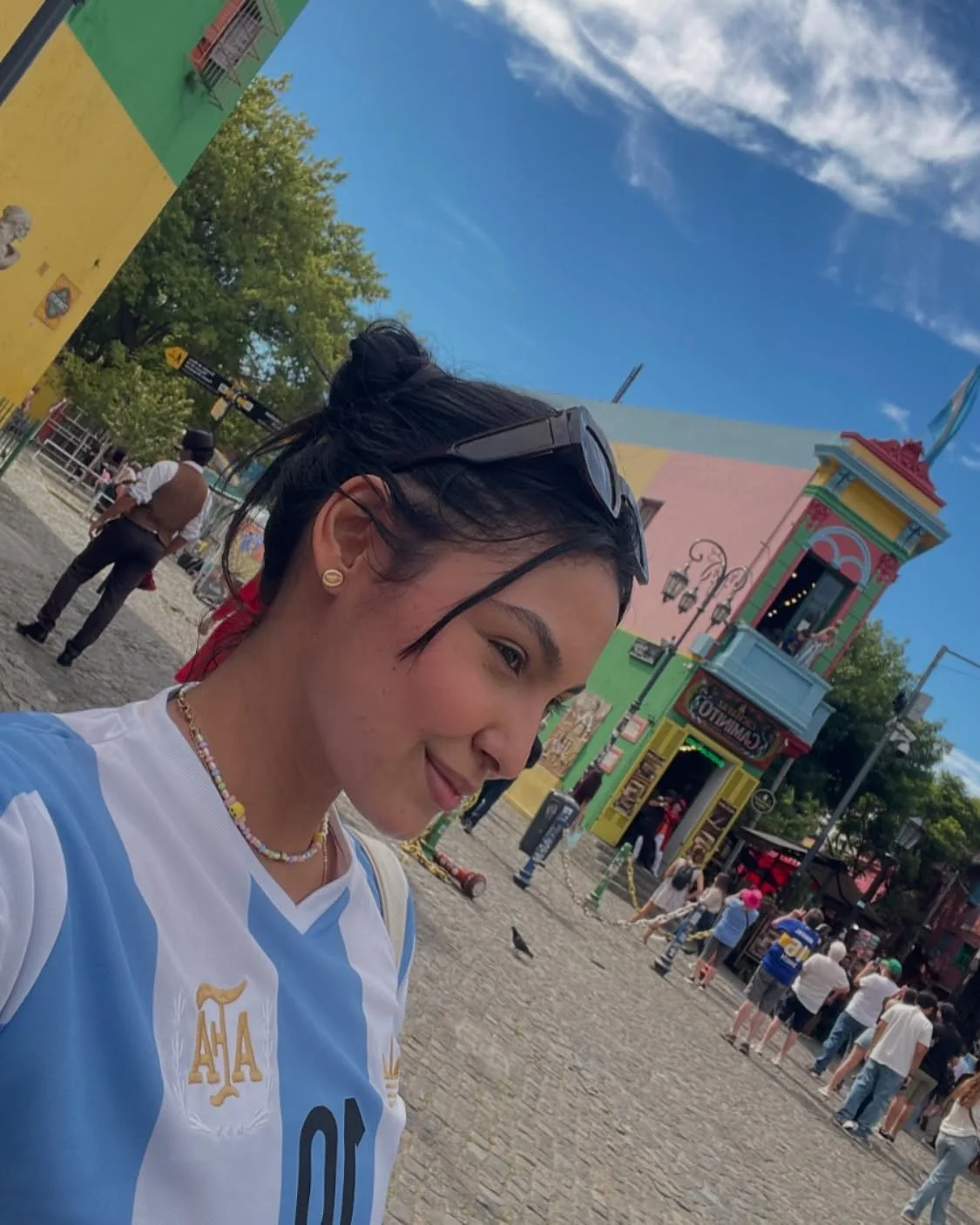 rayitos de azul en mi cara 🦋 

estos d&iacute;as han sido de agite, adaptaci&oacute;n, conocer, respirar y sobretodo abrazar cada emoci&oacute;n, cada &ldquo;problema&rdquo;, cada momento donde mi mente dice: &ldquo;extra&ntilde;a a los tuyos, no po