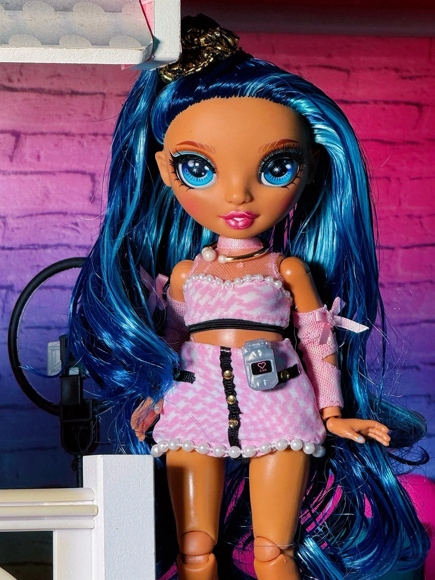 (swipe) ✨ Ring light on, phone in hand &mdash; Skyler&rsquo;s booked and unbothered 💙
.
.
.
#rainbowhigh #rainbowhighjuniorhighskyler #skylerbradshaw #rainbowhighskyler #rainbowhighjuniorhigh #skylerjuniorhigh #rainbowhighfashion #dollphotography #d