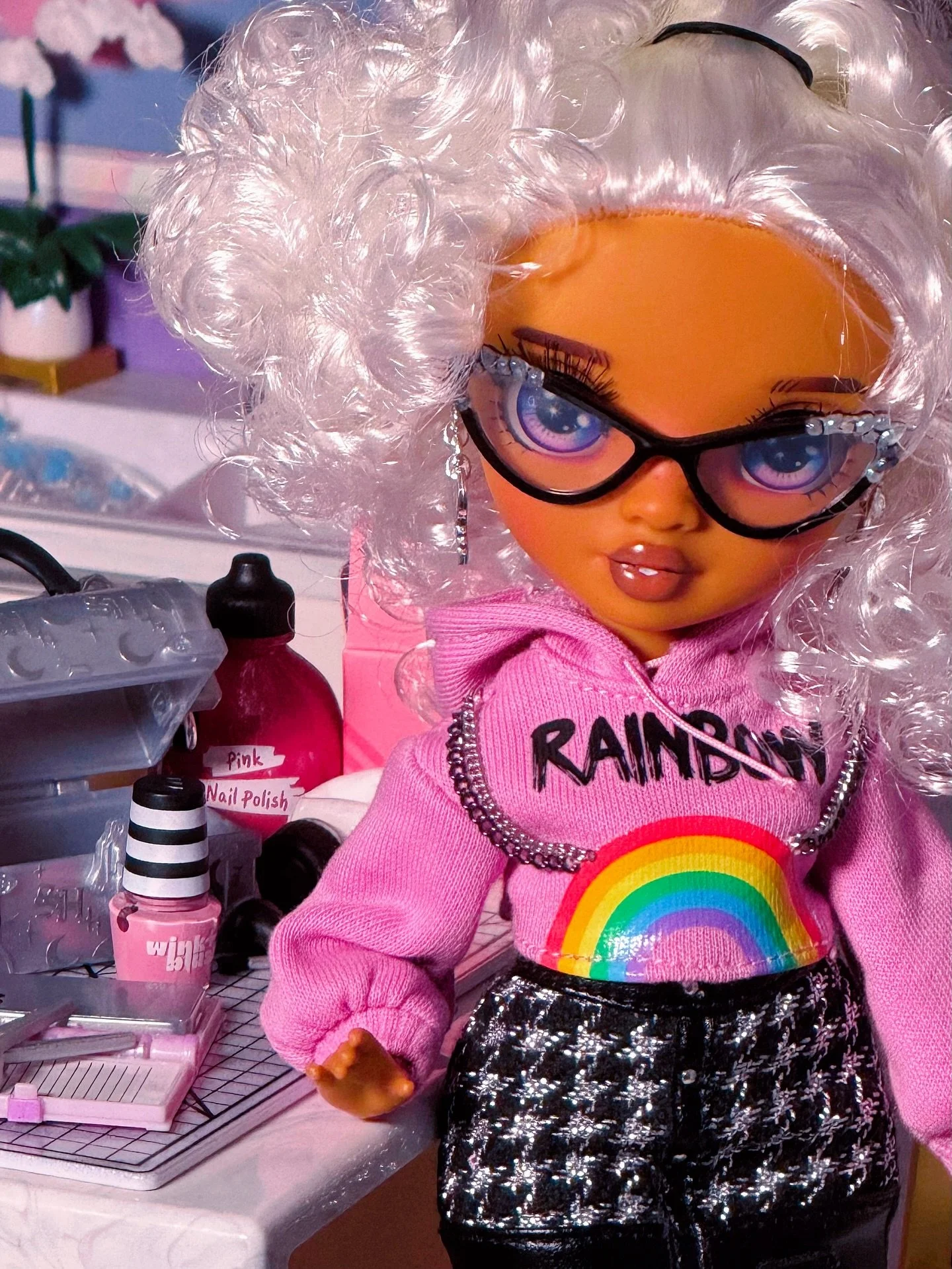 (swipe) ✨ Bianca&rsquo;s got one rule when creating: &ldquo;Pink first, questions later!&rdquo; 💕
.
.
.
#rainbowhigh #rainbowhighbianca #rainbowhighrosetta #bianca #rosetta #rainbowhighamaya #rainbowhighcolorandcreate #pinknailpolish #winkandblush #