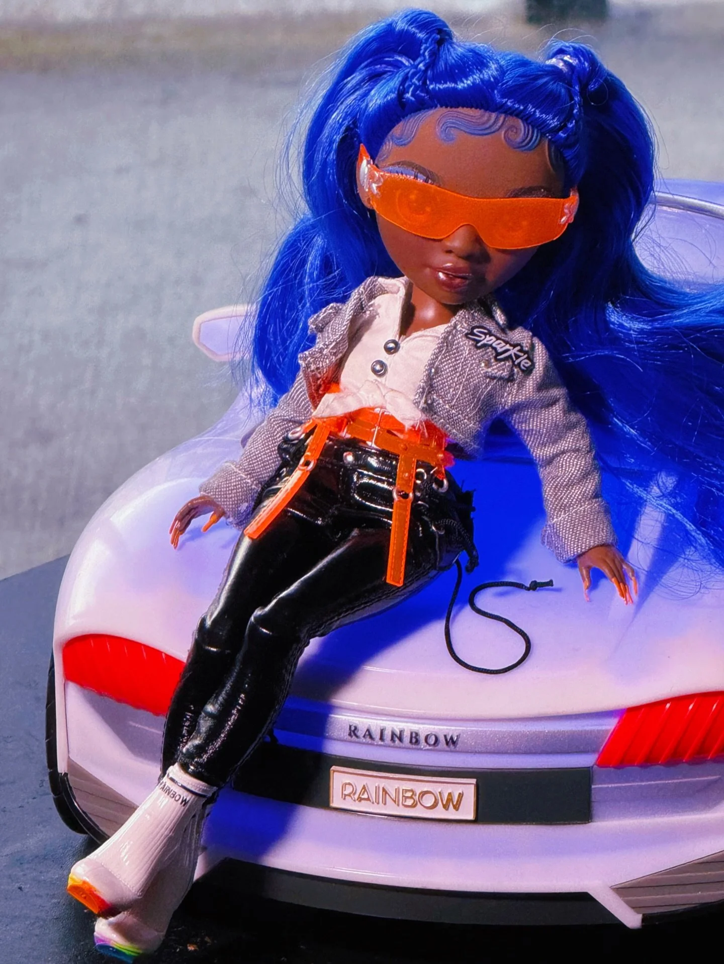 (swipe) 🏁 &ldquo;Don&rsquo;t get comfortable &lsquo;cause any minute now&rdquo; 💙
.
.
.
#rainbowhigh #cocovanderbilt #rainbowhighcocovanderbilt #rainbowhighseries4 #rainbowhighfashion #rainbowhighblue #f1movie #katseye #mia #rainbowhighenergy #coco