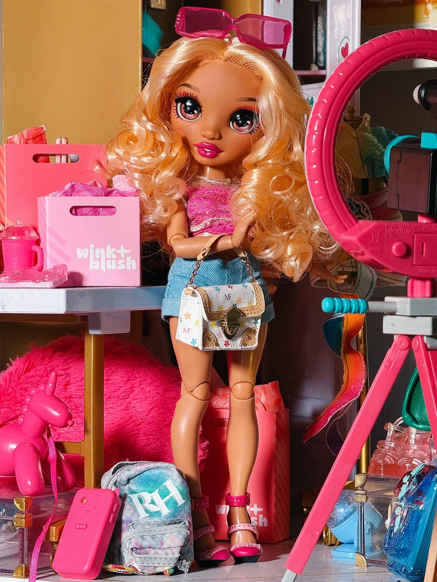 (swipe) 🍑 It&rsquo;s Georgia&rsquo;s world ✨ Finn&rsquo;s just crashing it between takes!📚
.
.
.
#rainbowhigh #georgiabloom #finnrosado #rainbowhighgeorgiabloom #rainbowhighfinnrosado #rainbowhighfriends #rainbowhighdolls #peach #rainbowhighstyle #