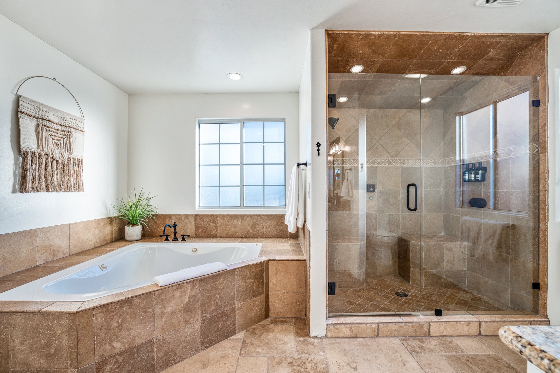Joshua-Tree_Palm-Springs_Pioneertown_Beautiful-Luxury-Interior-Design_Bathroom_02.jpg