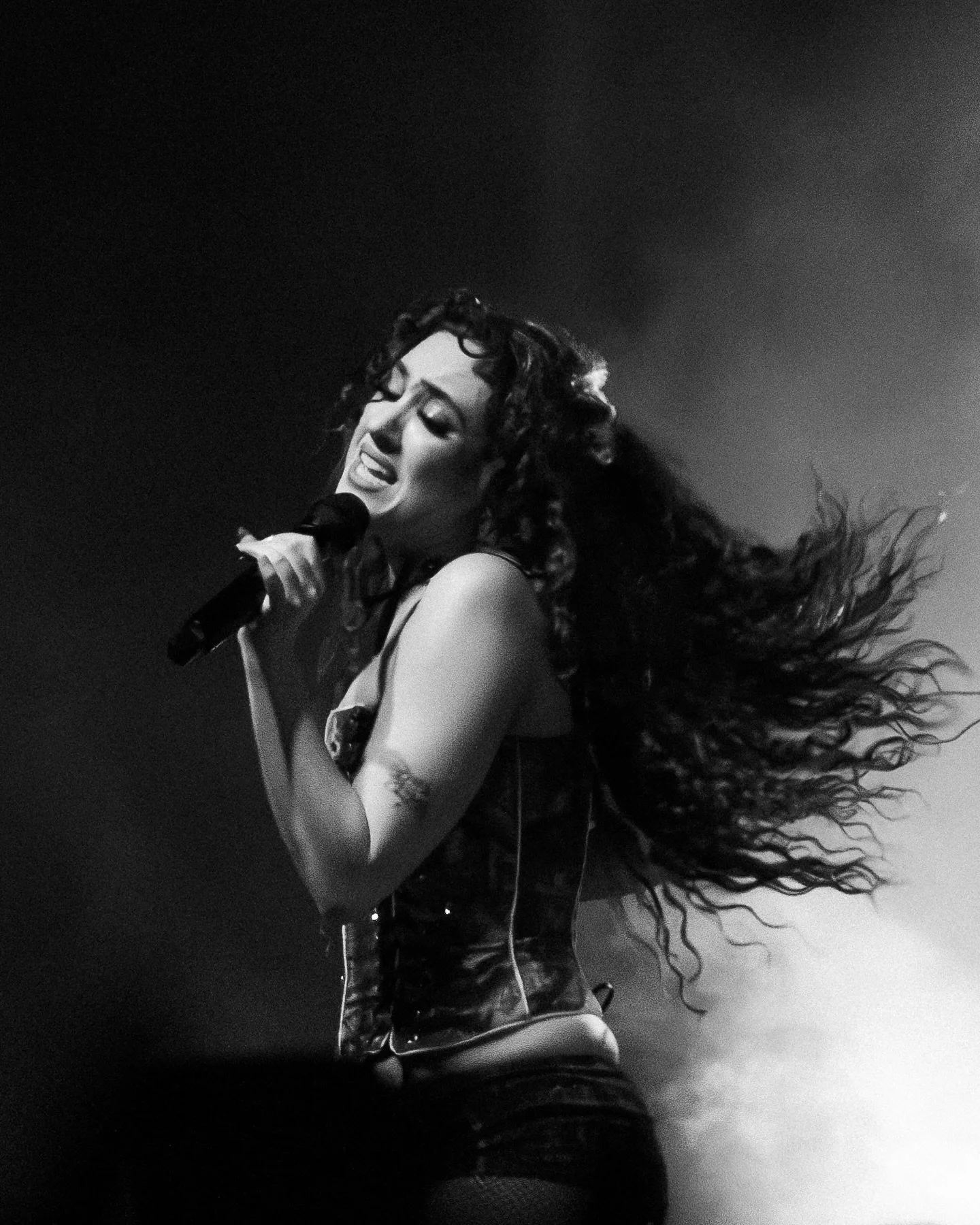 I’m your favorite photographer’s favorite photographer 💋 Seeing Chappell Roan live was amazing! Her vocals are incredible, and even Eric was impressed with the energy. I wish I could repeat the day and experience it all again! The #sonyr