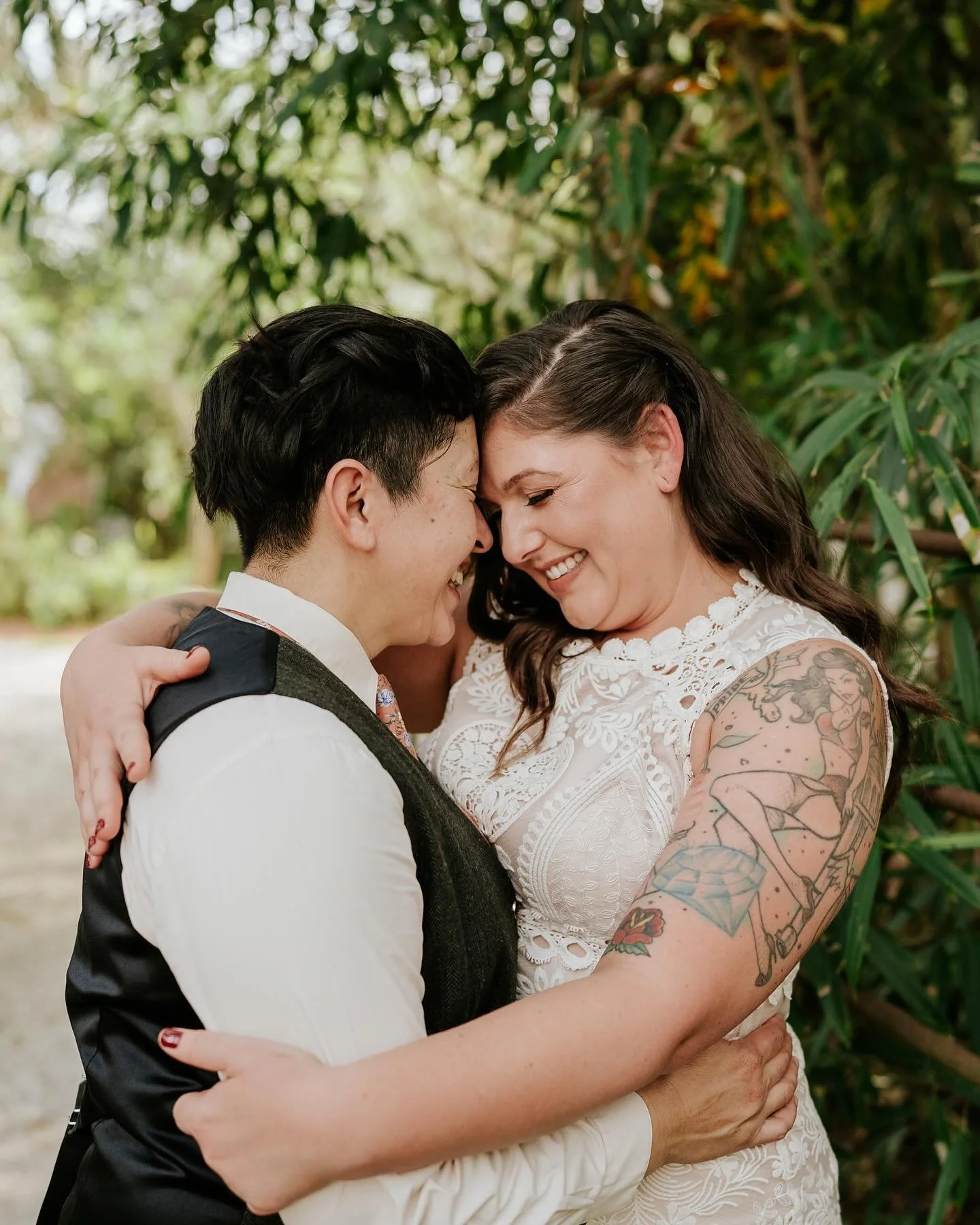 More Mandy & Dina! Their wedding was so much fun, full of personality, and set at a wonderfully eclectic venue! Swipe to find my favorite wedding guest 🐈 and sketches reminiscent of schoolbooks from yesteryear 🤍🖊️