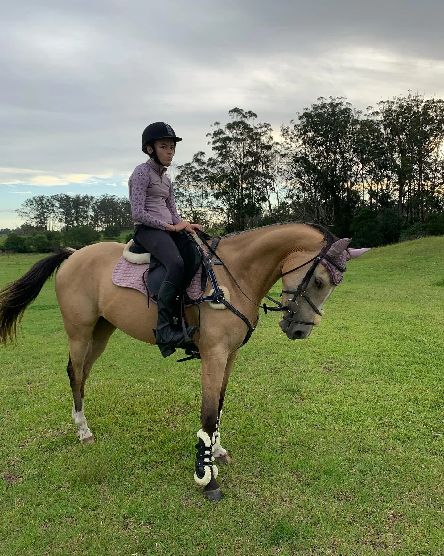 ⭐️ BRC TWILIGHT JUMPING ⭐️

Me and Amarni jumping ino our first outing of 2025 !
Not the best time I must say as she was an absolute pain and would not even move from under me at times to the point where I was in tears so another lovely girl hopped o