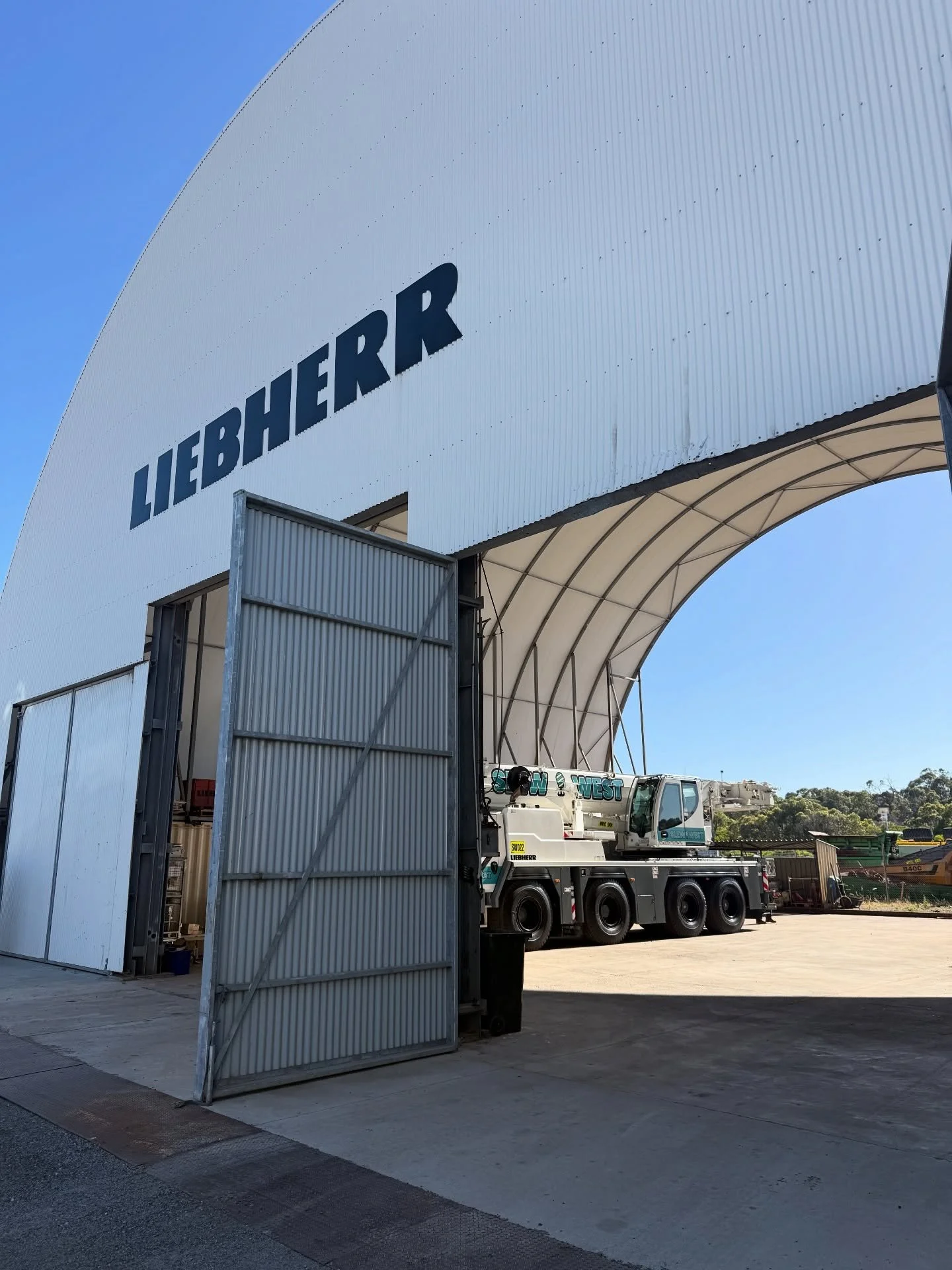 Santa has arrived! 🎅

On Christmas Eve, Slew West took delivery of its 6th crane &amp; our new pride of the fleet. 

This 90-ton powerhouse is without a doubt one of the best cranes money can buy in the 4-axel class. 

Investing back into the busine