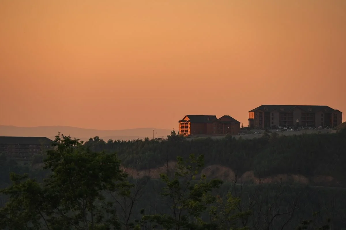 I lied, guys. 😔 I wanted so badly to get out and take photos but I've been sick so fingers crossed I can make it happen next time I'm off 🤞 In the meantime, enjoy a photo from the top of the Smokies!

#SmokyMountains #Sunset #Hotel #AnakeestaGatlin