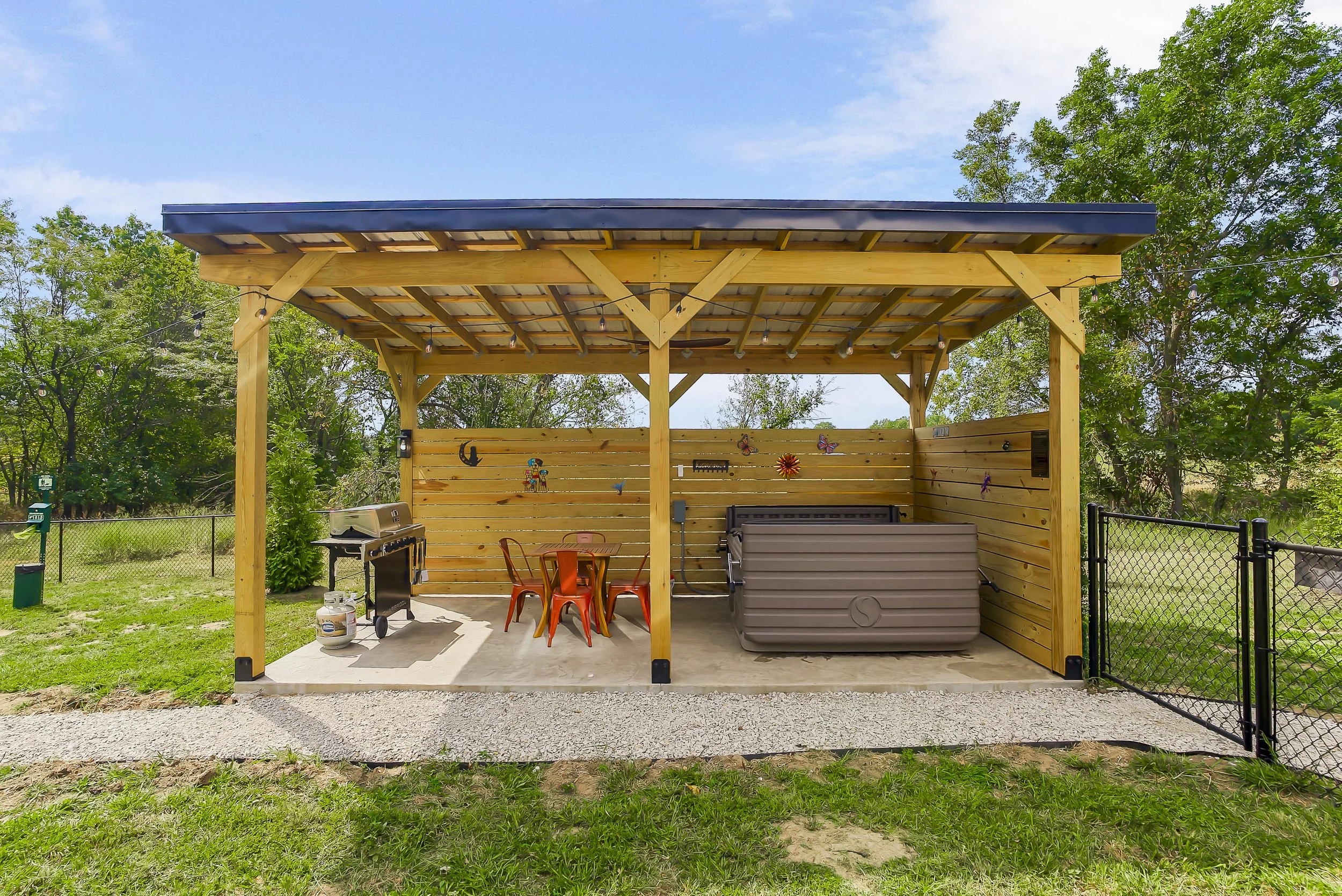 1400SECOUNTYRD250609.jpg