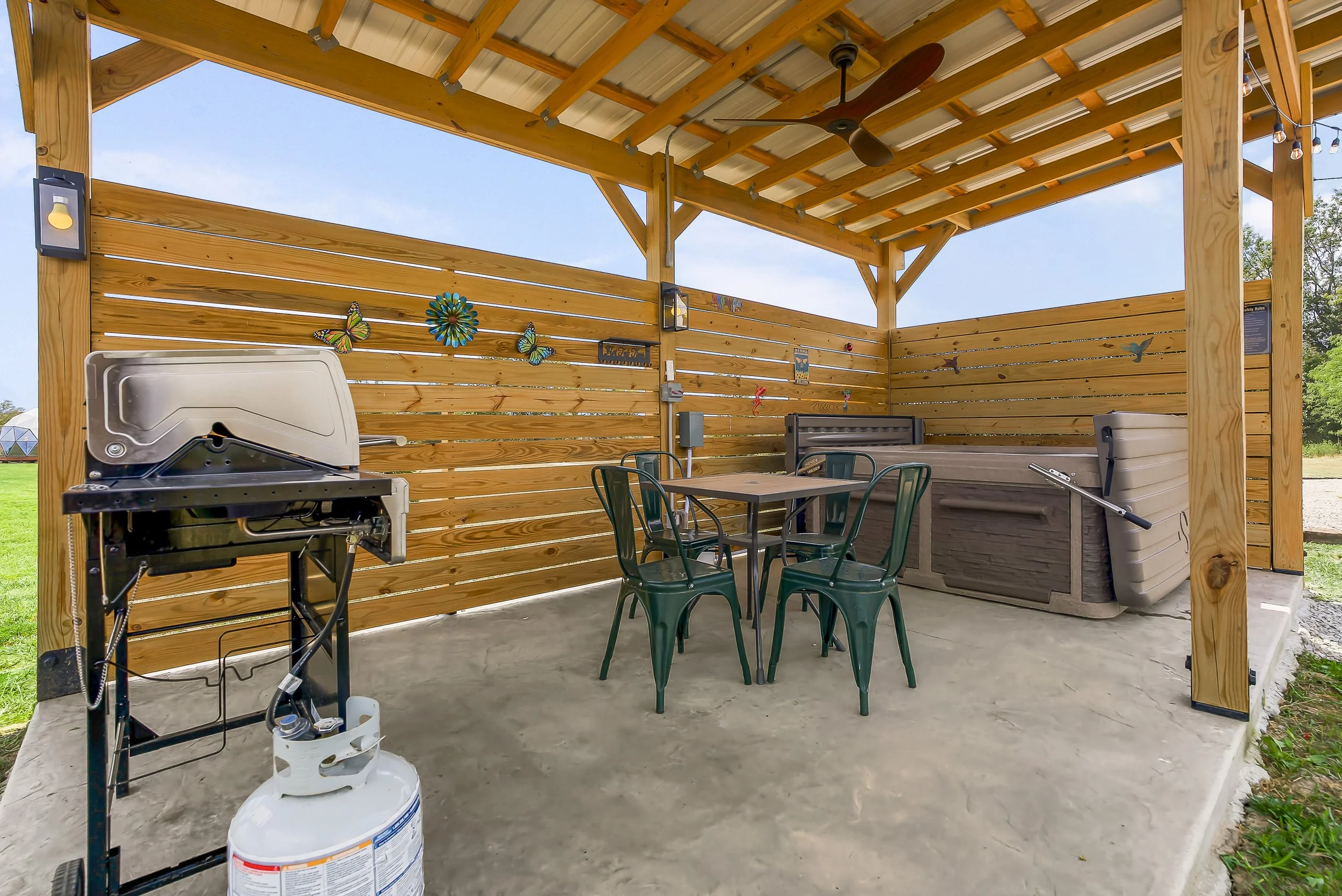 1400SECOUNTYRD250680.jpg