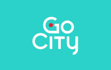 Logo con sfondo azzurro con la scritta bianca 'Go City'