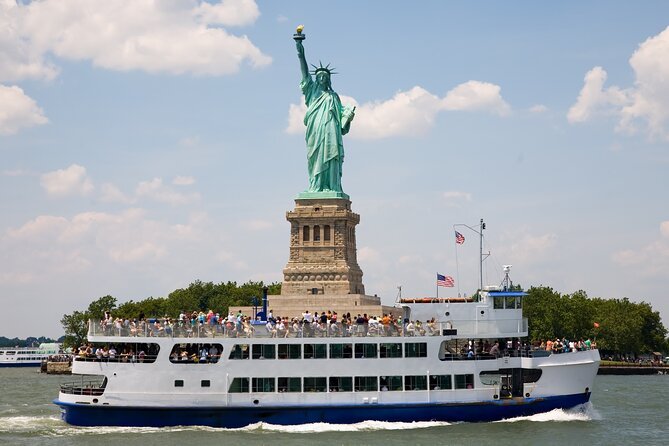 Fiume con barca/hotel e statua della Libertà sulla riva di New York