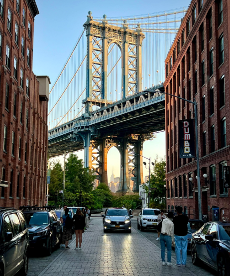 Vista della Bridge a Brooklyn, con edificio in mattoni e auto parcheggiate in strada