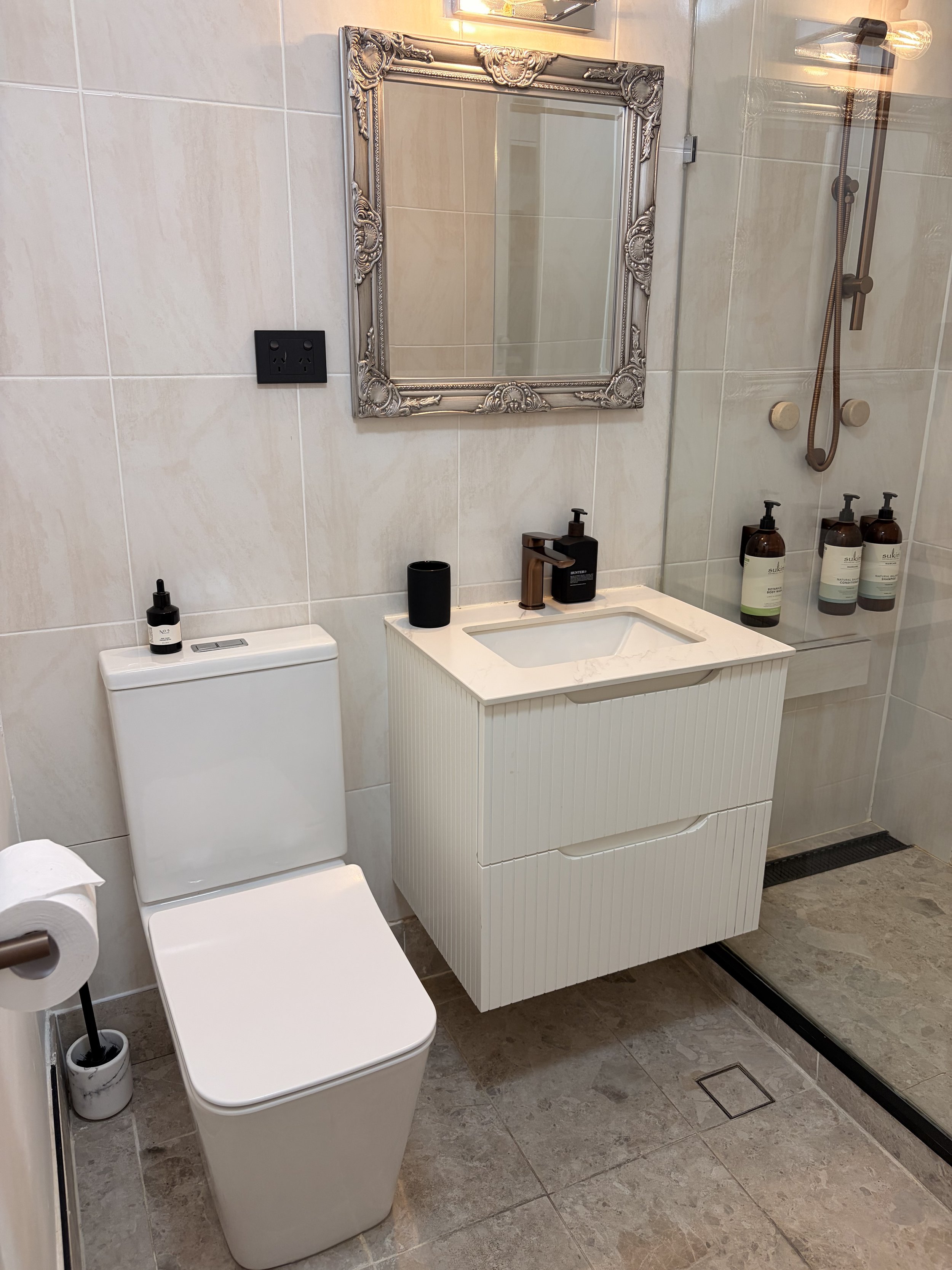 Bathroom_2of2.jpg