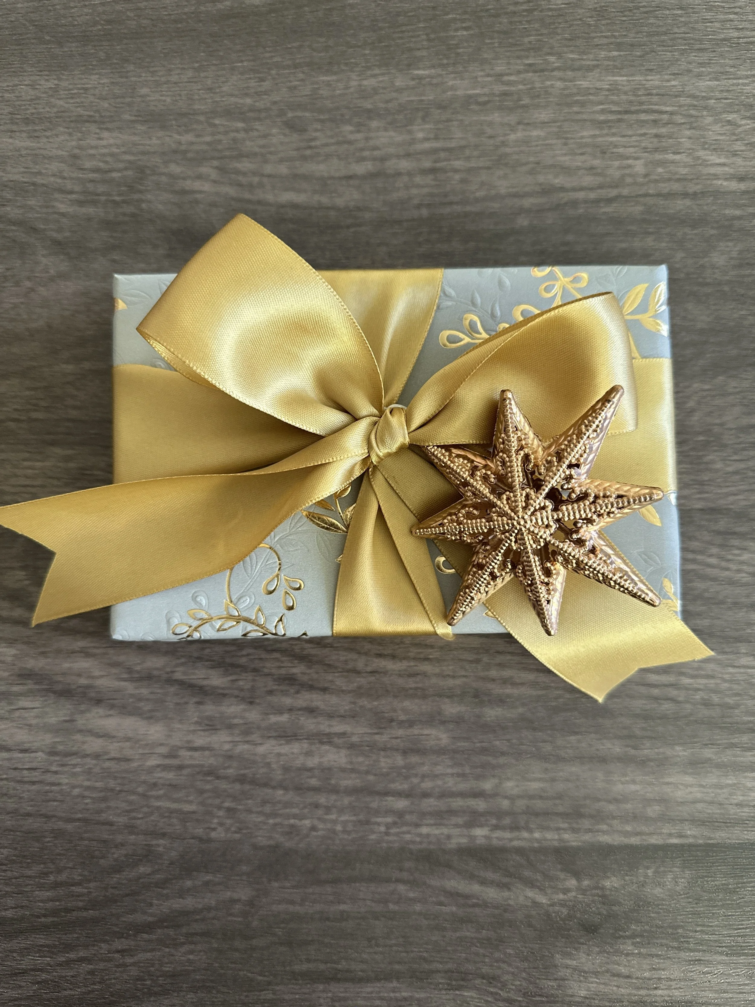 Studio Sasha is a professional Christmas gift-wrapping company for companies, PR firms, event agencies, and marketing agencies in Los Angeles.