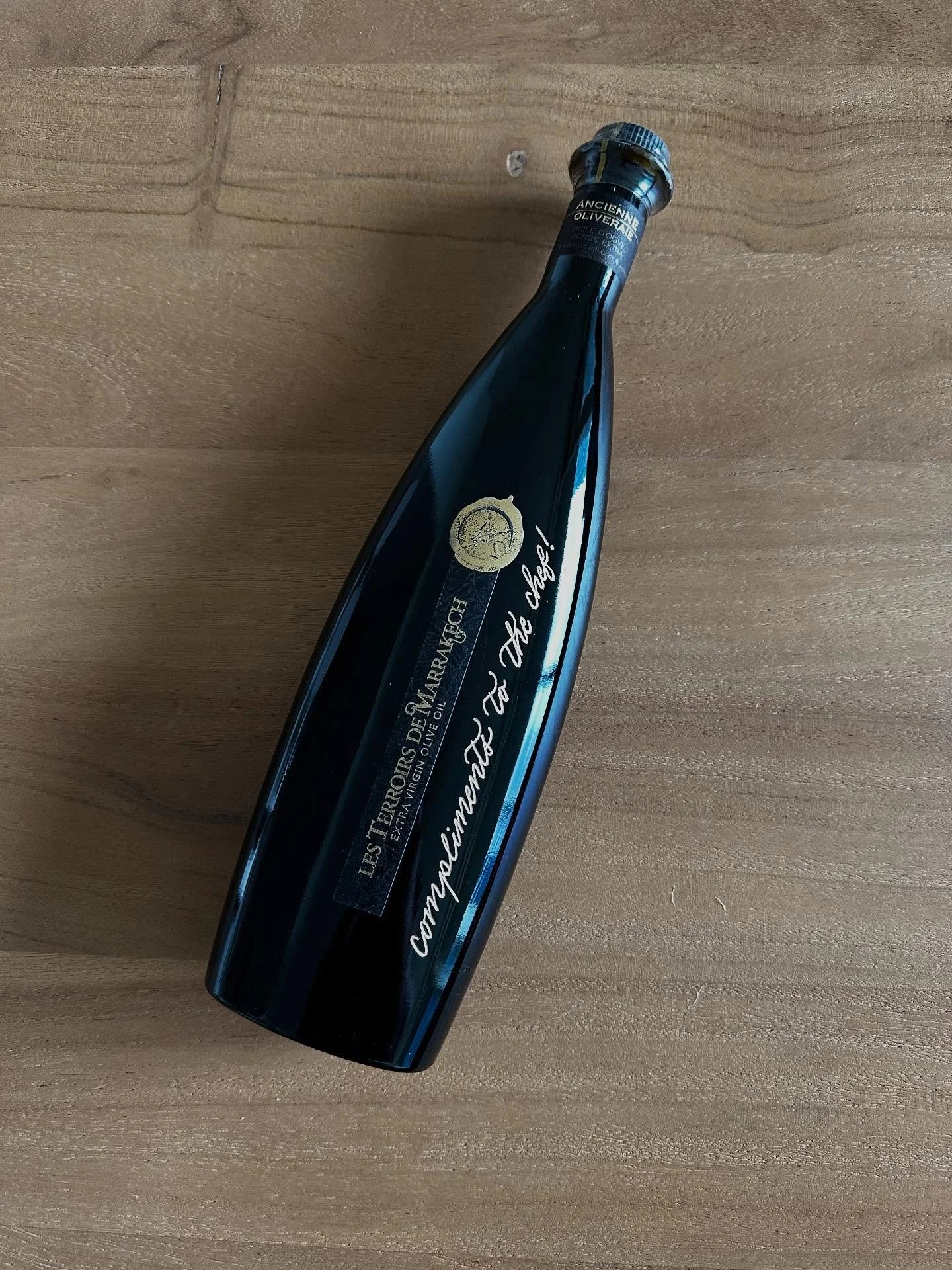 Engraving can add a personal touch to any gift ✨

#calligraphyengraving #oliveoil #luxurycalligraphy #giftideas #losangelescalligrapher