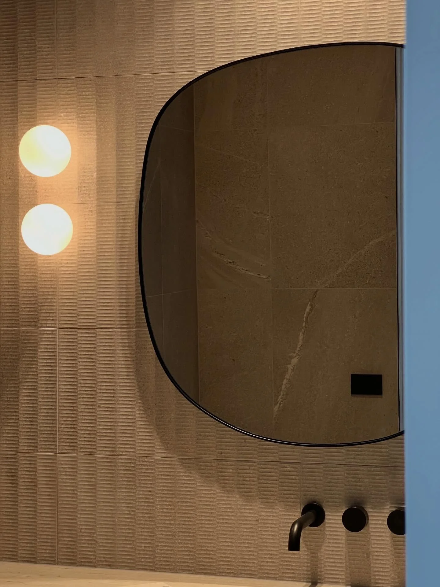 Hallway, bathroom, anywhere &mdash; Ebb mirrors fit right in.

#bathroomdeisgn #interiordesign #mirrorideas