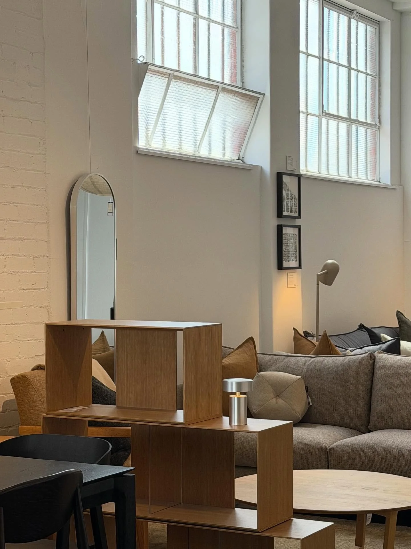 Cool against the warmth of wood.
Subtle, modern, and a little unexpected.
Aluminium - the quiet detail that completes the room.