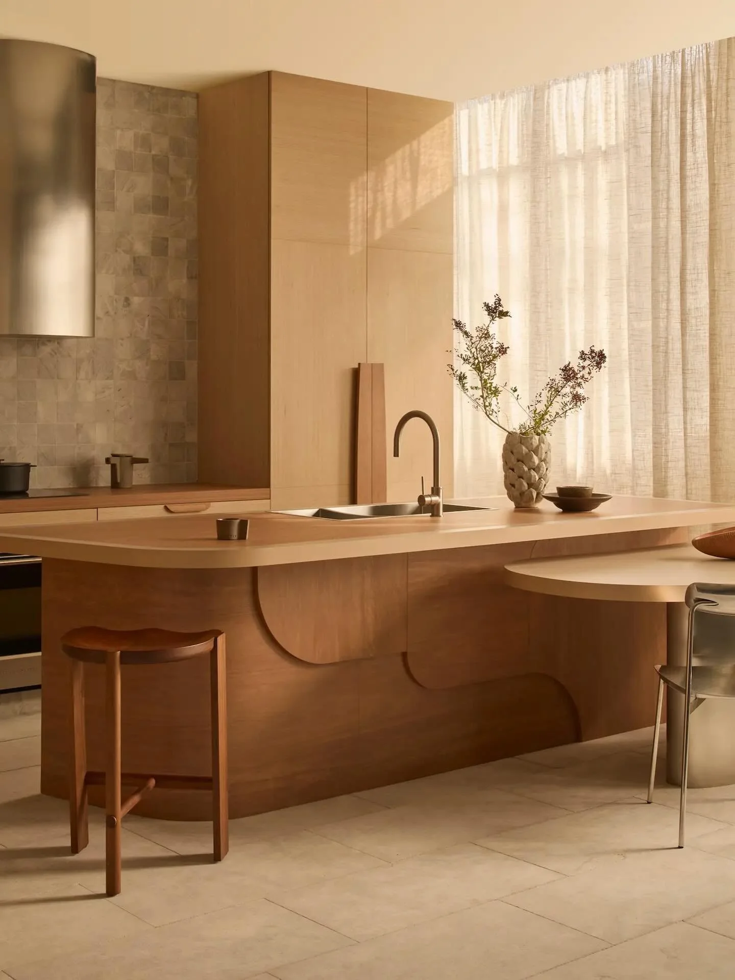 Laminex x Tom Mark Henry captures the colour direction for 2025 beautifully 🩶
A refined blend of light &amp; dark timbers, accented with brushed steel for a look that feels balanced, modern, and timeless.

📷 @lillie_thompson