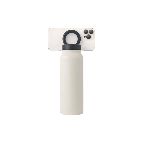 Een witte waterfles met een zwart handvat, vastgemaakt aan een smartphone in een houdersysteem, geplaatst op een zwarte achtergrond.