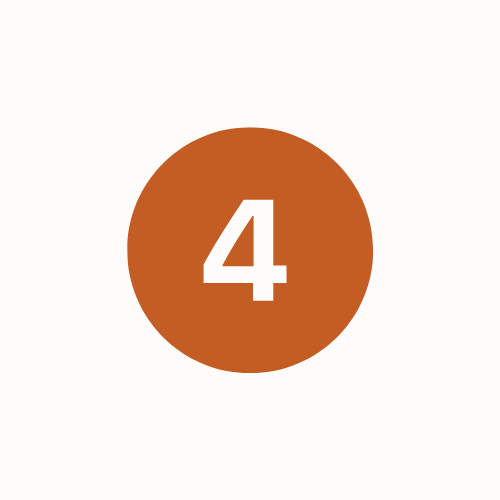 Binnen een oranje cirkel met witte tekst staat het cijfer 4.
