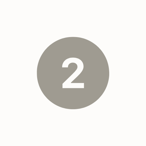 Een grijze cirkel met de witte tekst '2' erop, op een witte achtergrond.