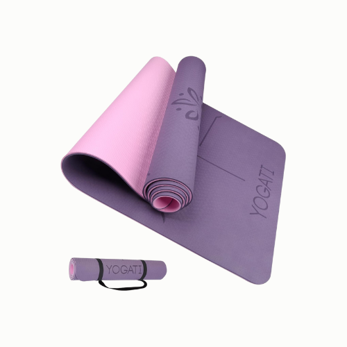 Set yogamatten en een handdoek, allebei in roze en grijze tinten, met een bijpassende draagtas, op een witte achtergrond.