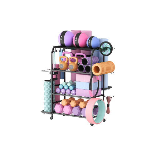 Fitnessapparatuur en accessoires op een opbergrek, waaronder halters, yoga-matten, gewichtskettingen en weerstandsbanden.