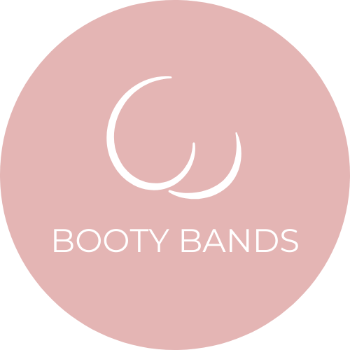 Logo met een witte schets van billen en de tekst 'Booty Bands' op een roze cirkel Achtergrond.