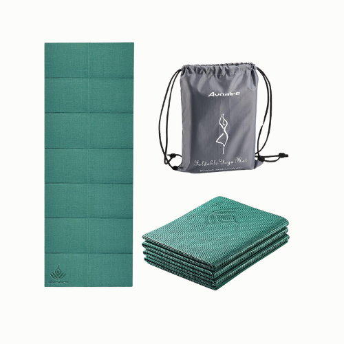 Yoga mat, opbergzak, en oefenmatten in groen en grijs.
