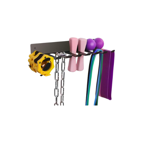Fitness accessoires aan een muurbeugel, inclusief trainingstools en gewichten.